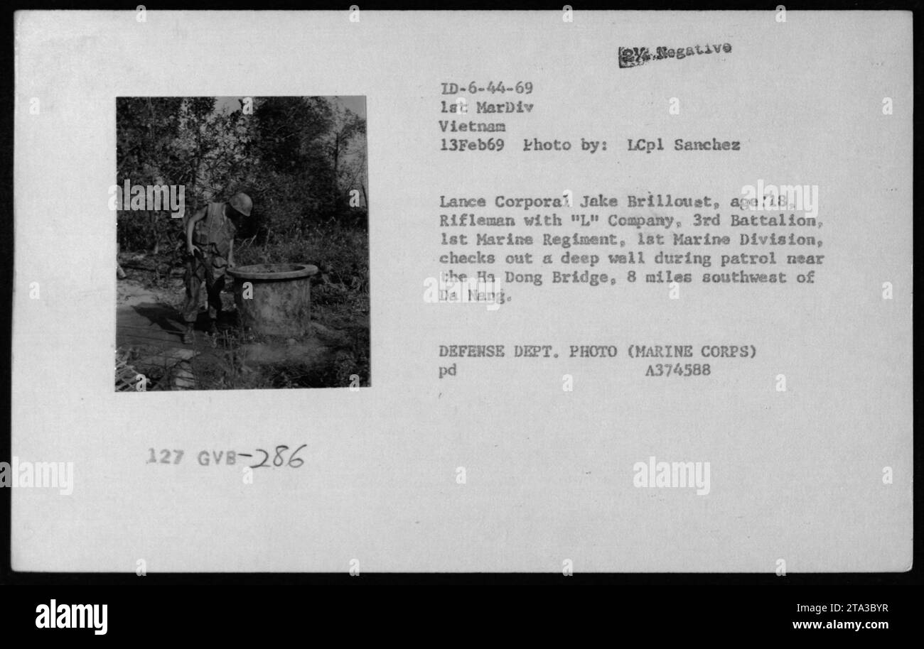LCpl Sanchez und LCpl Jake Brilloust vom 3. Bataillon, 1. Marine-Regiment, Patrouille nahe der Ha Dong Bridge, 13 Meilen südwestlich von da Nang, Vietnam, am 13. Februar 1969. Brilloust inspiziert einen tiefen Brunnen. Foto vom Verteidigungsministerium. Stockfoto
