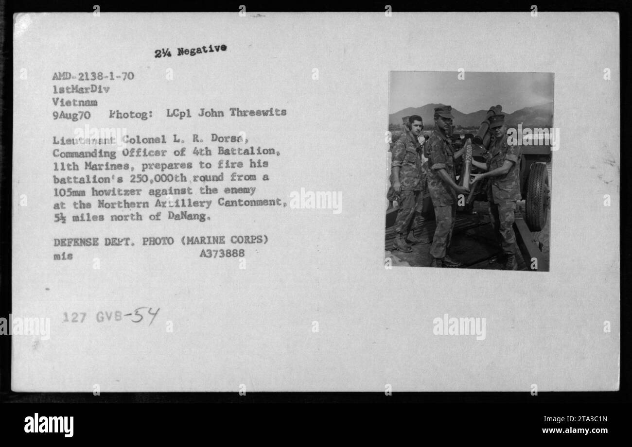 Lieutenant Colonel L. R. Dorsa vom 4. Bataillon, 11. Marines, feuert die 250.000. Runde von einer 105mm Haubitze auf den Feind im nördlichen Artilleriekonment, 5 Meilen nördlich von Danang. Dieses Foto wurde am 9. August 1970 während des Vietnamkrieges von John Threewits LCp1 für das Verteidigungsministerium aufgenommen. Stockfoto