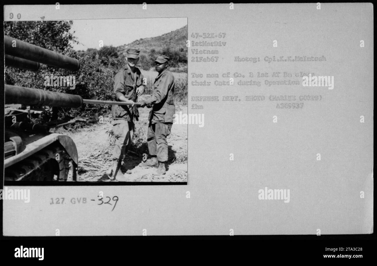 Soldaten der Marine Corp von Co, B 1st IN Ba werden während der Operation Datoto am 21. Februar 1967 in Vietnam gesehen, wie sie ihre Ontos-Panzer reinigen. Dieses Bild erfasst die Instandhaltungsbemühungen der Truppen bei der Vorbereitung ihrer Fahrzeuge für militärische Aktivitäten. Es ist ein Foto des Marine Corp Fotografen CPL...Maintech. A369937. Stockfoto