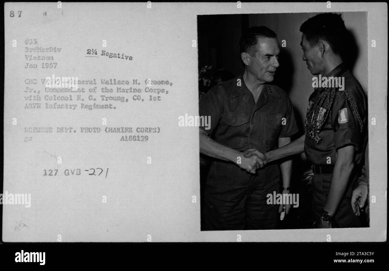 Marinekorps General Wallace M. Greene Jr., der Kommandant des Marinekorps, besucht Colonel N.G. Troung, den Kommandanten des 1. ARVN-Infanterieregiments. Dieses Foto wurde im Januar 1957 während des Vietnamkriegs aufgenommen. Es ist ein Foto des Verteidigungsministeriums aus den Archiven des Marine Corps. Stockfoto