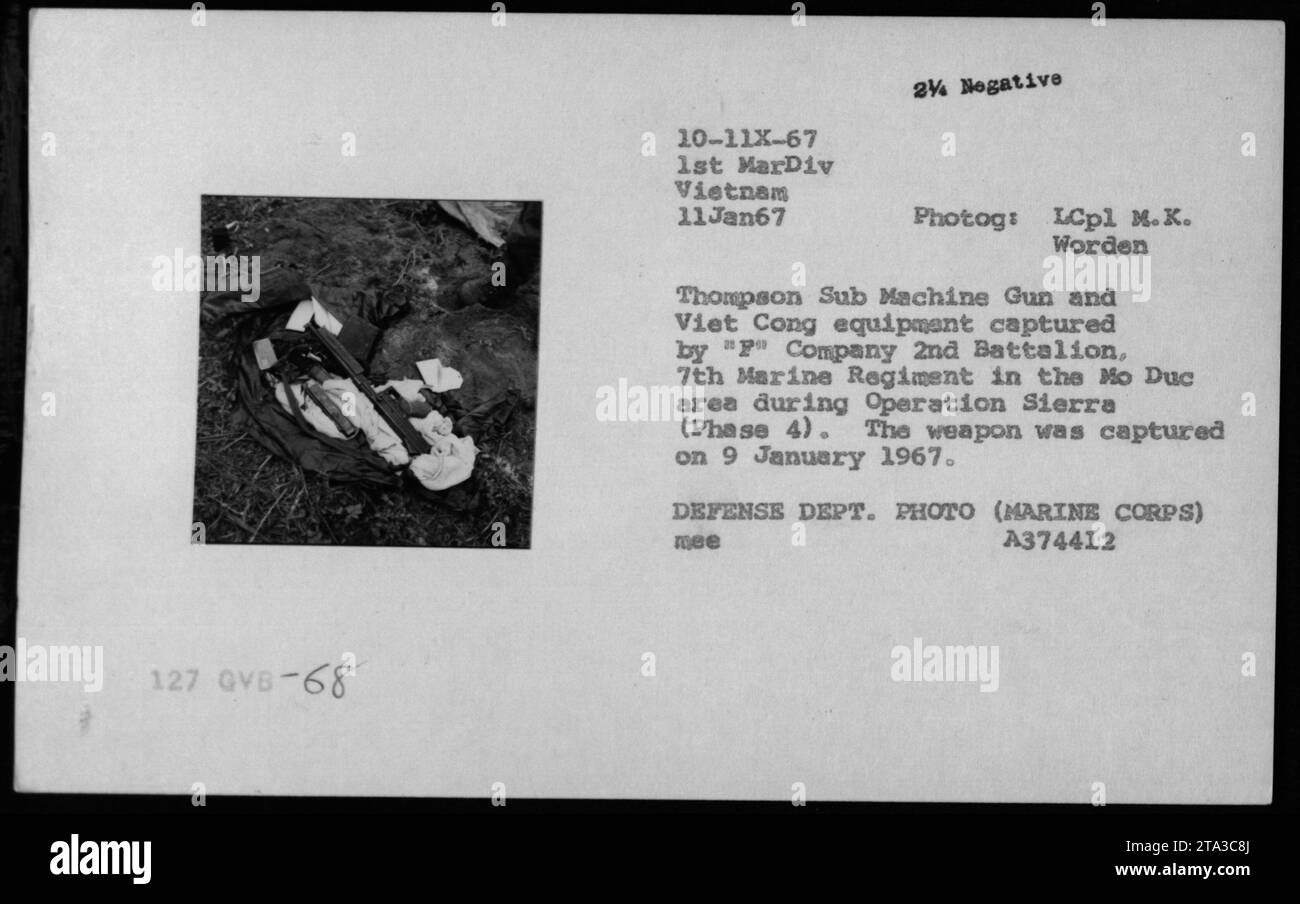 Dieses Bild wurde am 11. Januar 1967 aufgenommen und zeigt Thompson Sub Machine Gun und vietnamesische Ausrüstung, die während der Operation Sierra (Phase 4) des Vietnamkriegs von der 'P' Company, 2. Bataillon, 7. Marineregiment im Gebiet von Mo Duc gefangen genommen wurde. Die Waffe wurde am 9. Januar 1967 beschlagnahmt. Stockfoto