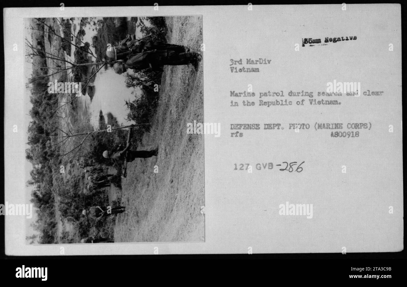 Soldaten des Marinekorps auf Patrouille während einer Durchsuchungs- und Löschoperation in der Republik Vietnam. Das Foto ist Teil einer Sammlung amerikanischer Militäraktivitäten während des Vietnamkriegs, insbesondere aus dem Jahr 1969. Das Bild zeigt den Einsatz der Soldaten in aktiven Patrouillen mit dem Ziel, das ausgewiesene Gebiet zu überwachen und zu sichern. Stockfoto