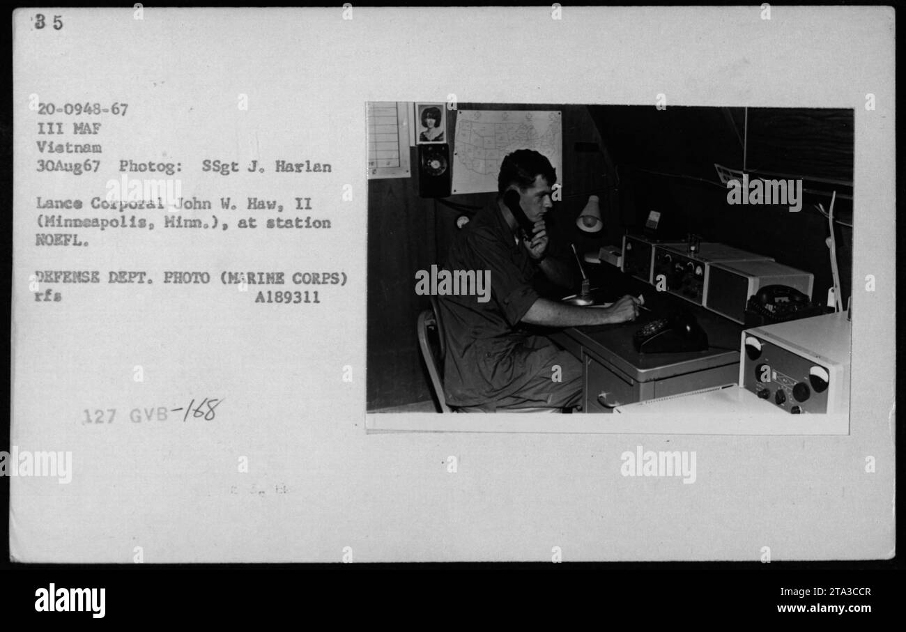 Lance Corporal John W. Haw II aus Minneapolis, Minnesota, ist am 30. August 1967 in Vietnam stationiert. Das Foto von SSgt J. Harlan dokumentiert militärische Kommunikationsaktivitäten, die der III. MAF während des Vietnamkriegs durchgeführt hat. Stockfoto