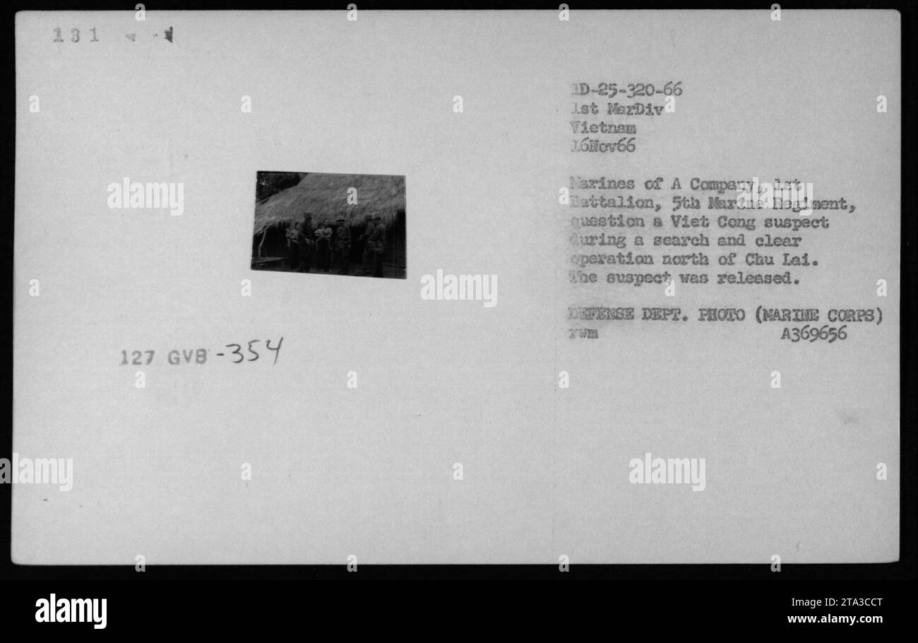 Am 16. November 1966 befragten Marines aus Einer Kompanie, 1. Bataillon, 5. Marine-Regiment einen Verdächtigen aus Vietnam während einer Durchsuchungs- und Löschoperation nördlich von Chu Lai, bevor sie ihn freiließen, fotografiert vom Verteidigungsministerium, um militärische Verfahren und den Umgang mit Gefangenen zu dokumentieren. Stockfoto