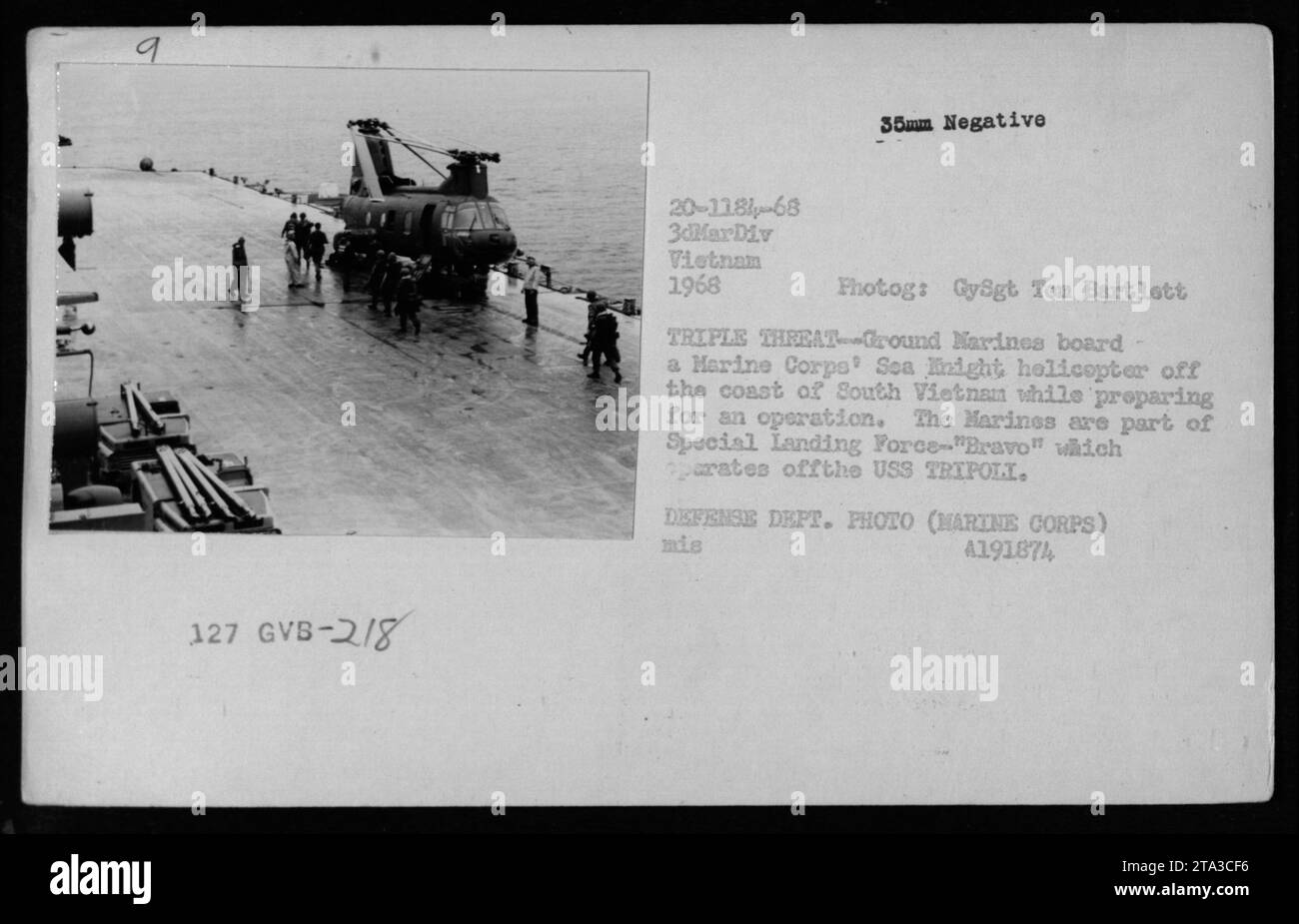 Marines der Special Landing Force Bravo besteigen 1968 einen CH-46 Sea Knight Hubschrauber vor der Küste Südvietnams als Teil der 3. Marine Division während einer Operation, fotografiert von GySgt Tom Bartlett. Stockfoto