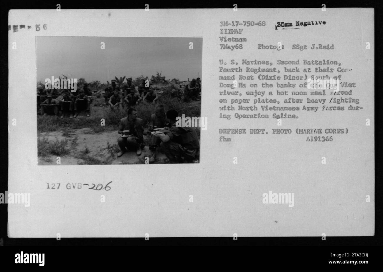 Die US-Marines des Zweiten Bataillons, des Vierten Regiments, werden am 7. Mai 1968 bei einem Mittagessen auf ihrem Kommandoposten (Dixie Diner) beobachtet. Das Foto zeigt, wie sie eine warme Mittagsmahlzeit auf Papiertellern essen. Die Marines hatten sich vor kurzem in intensiven Kämpfen mit nordvietnamesischen Armeeeinheiten während der Operation Saline entlang des Flusses Que Viet in der Nähe von Dong Ha eingesetzt. Das Foto wurde von SSgt J. Reid aufgenommen. Stockfoto