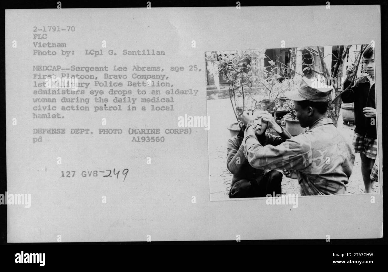 Ein US-Marine, Sergeant Lee Abrams, verabreichte einer älteren Frau Augentropfen während einer medizinischen Bürgeraktion (MEDCAP) in einem Dorf in Vietnam. Das Foto wurde 1970 während des Vietnamkrieges aufgenommen und von LCpl G. Santillan aufgenommen. Dieses Bild ist Teil einer Sammlung, die die amerikanischen Militäraktivitäten während des Krieges dokumentiert. Stockfoto