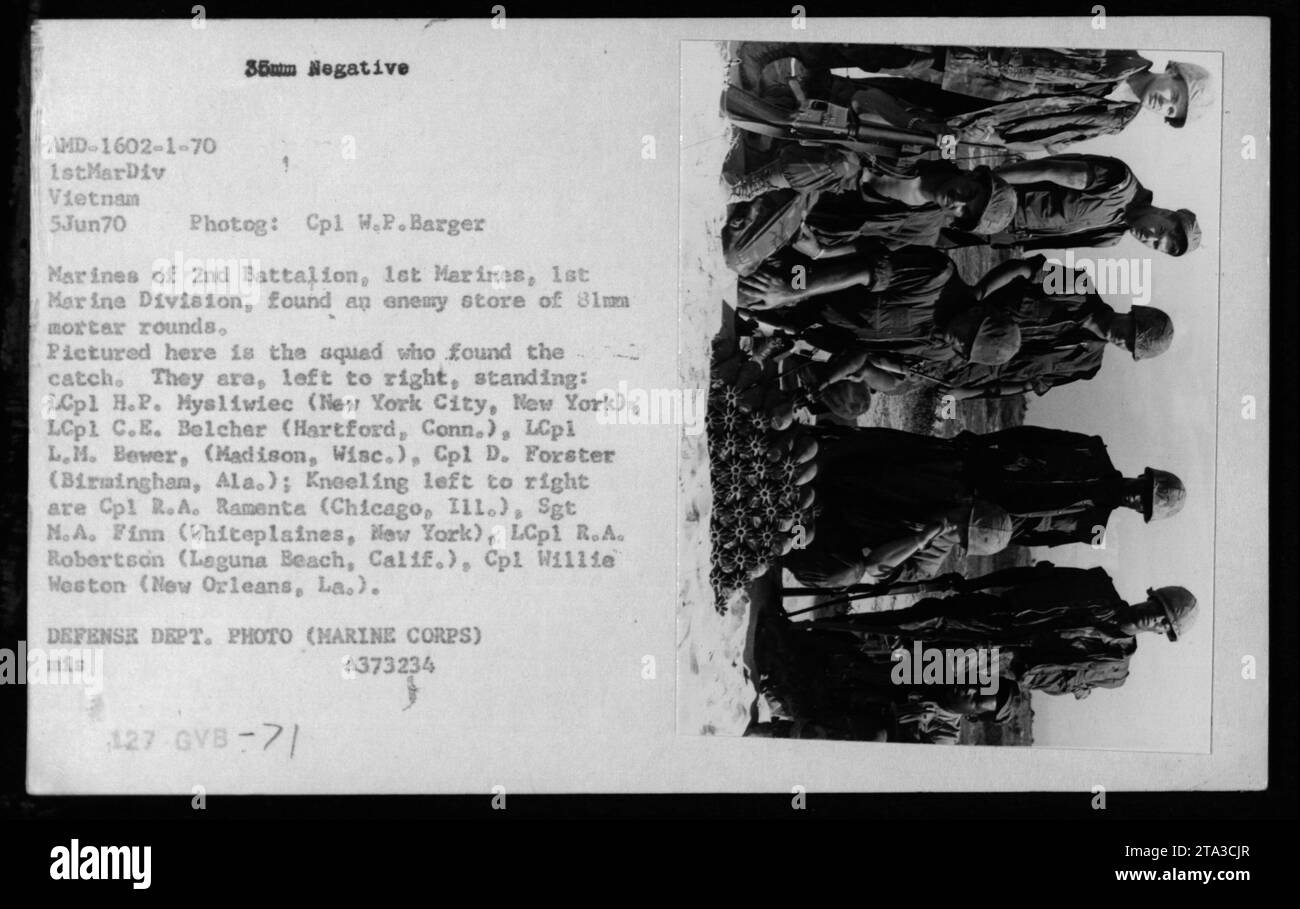 Am 5. Juni 1970 entdeckten Marines des 2. Bataillons, 1. Marines, 1. Marine Division, einen Cache feindlicher 81-mm-Mörsergeschosse in Vietnam. Das Foto des Verteidigungsministeriums zeigt identifizierte Mitglieder. Stockfoto