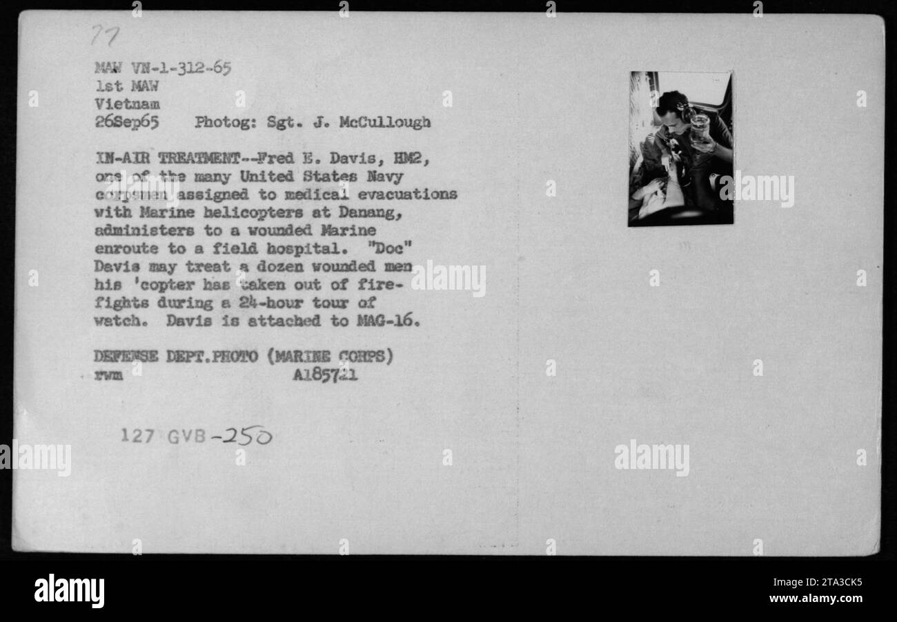 Medizinische Evakuierungspersonal der United States Navy versorgen einen verwundeten Marine am 26. September 1965 in Danang, Vietnam. HM2 Fred E. Davis, ein Marinekorpsmann, der mag-16 angehört, versorgt den verwundeten Marine, der in ein Feldlazarett gebracht wird. Dieses Bild zeigt den Einsatz und die Tapferkeit des medizinischen Militärpersonals während des Vietnamkriegs. Stockfoto