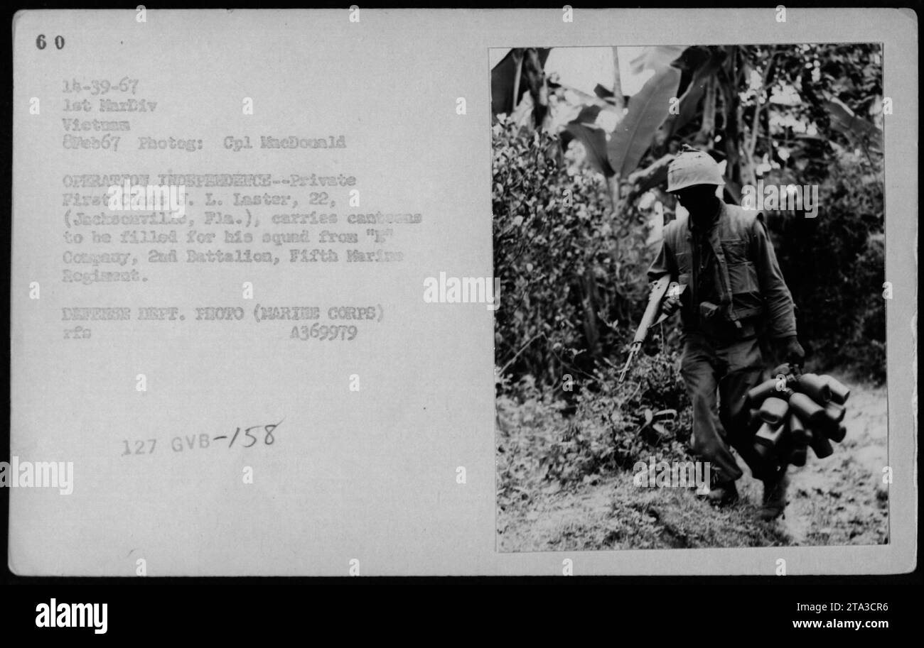 Am 8. Februar 1967 trug PFC. J.L. Laster, 22 Jahre alt, Kantinen, die für sein Trupp aus der E Company, 2. Bataillon, 5. Marineregiment während der Operation Independence in Vietnam gefüllt werden sollten. Das Foto zeigt die täglichen logistischen Aufgaben der Marines. Stockfoto