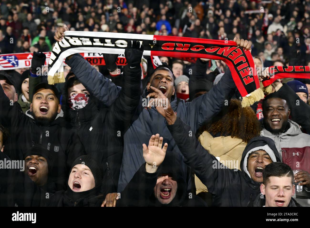 ROTTERDAM - 28.11.2023, ROTTERDAM - Feyenoord-Fans vor dem Spiel der UEFA Champions League Gruppe E zwischen Feyenoord und Atletico Madrid im Feyenoord Stadion de Kuip am 28. November 2023 in Rotterdam, Niederlande. ANP OLAF KRAAK Stockfoto