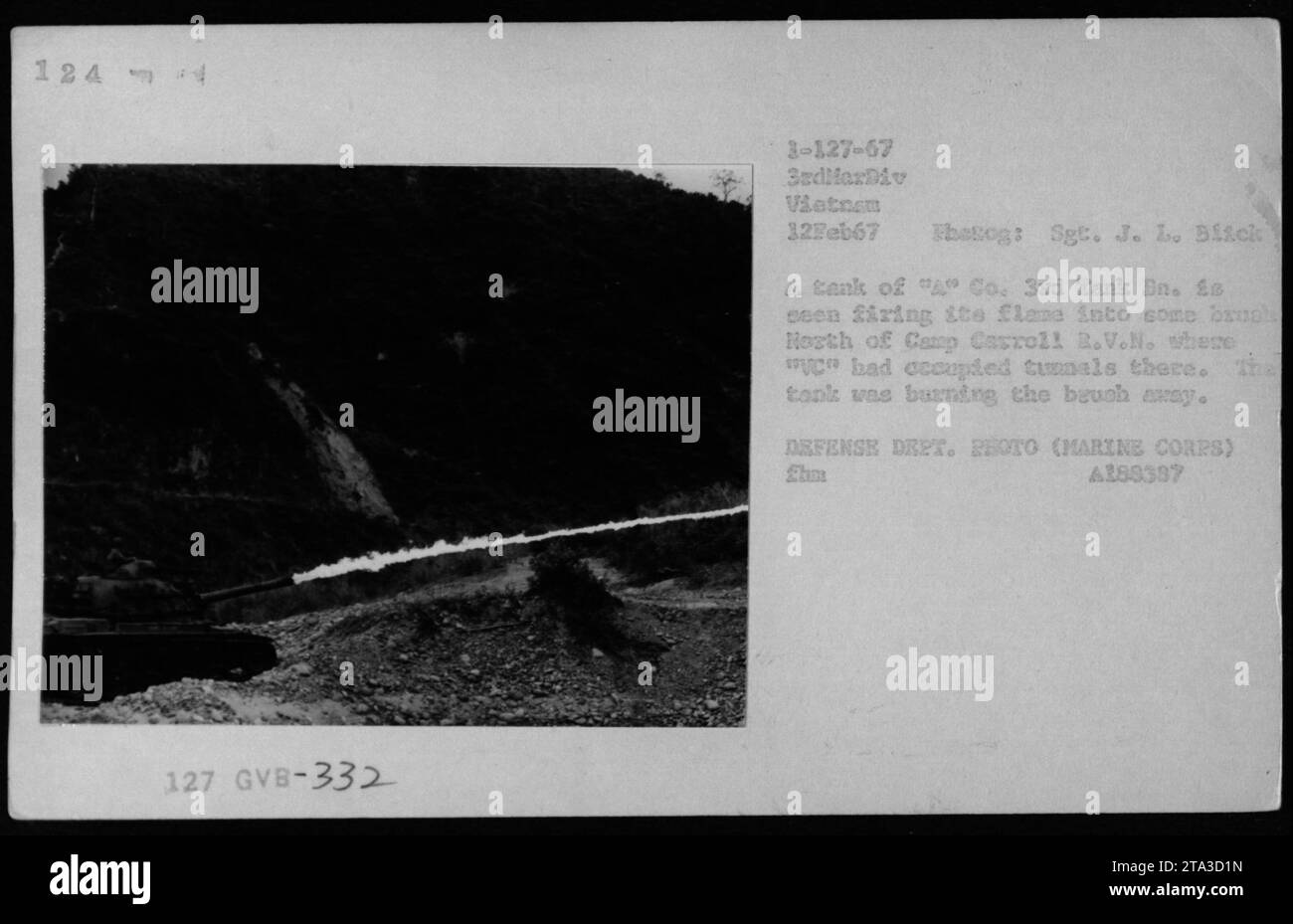 Bildunterschrift: 'Ein Tank aus Einem Co. 3. Tank Bn. Feuert seinen Flammenwerfer ab, um die Vegetation nördlich von Camp Carroll, B.V.N. während des Vietnamkriegs zu löschen. Truppen hatten Tunnel in der Gegend besetzt und der Panzer brannte die Bürste ab. Februar 1967. Foto von Sgt. J. L. Blick. VERTEIDIGUNGSABTEILUNG. FOTO (MARINE CORPS).“ Stockfoto