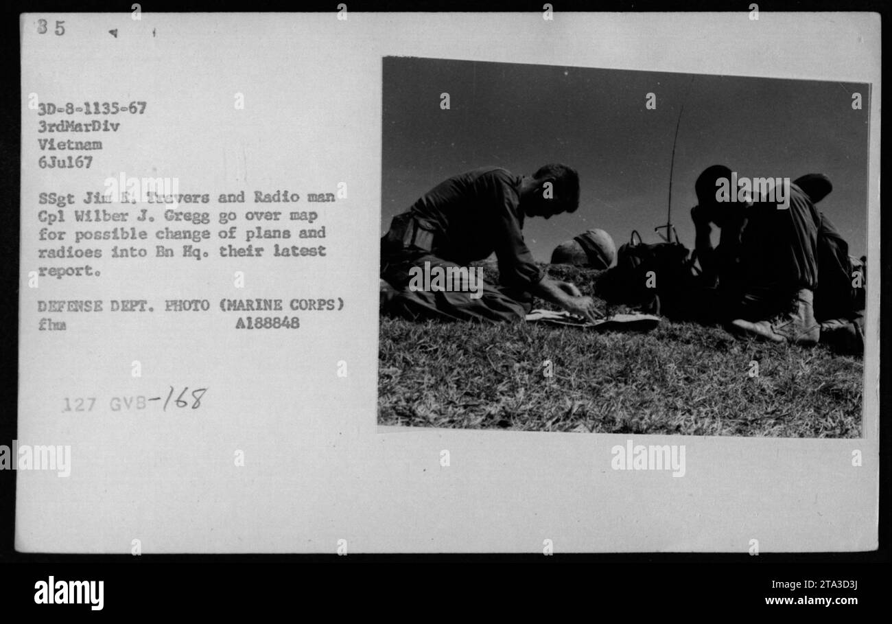 SSgt Jim E. Travers und CPL Wilber J. Gregg, Mitglieder der 3. Marine Division, überprüfen eine Karte, um mögliche Änderungen an ihrem geplanten Betrieb zu berücksichtigen. Die beiden kommunizieren per Funk, um dem Hauptquartier des Bataillons über ihren Fortschritt zu berichten. Foto, aufgenommen am 6. Juli 1967 in Vietnam." Stockfoto