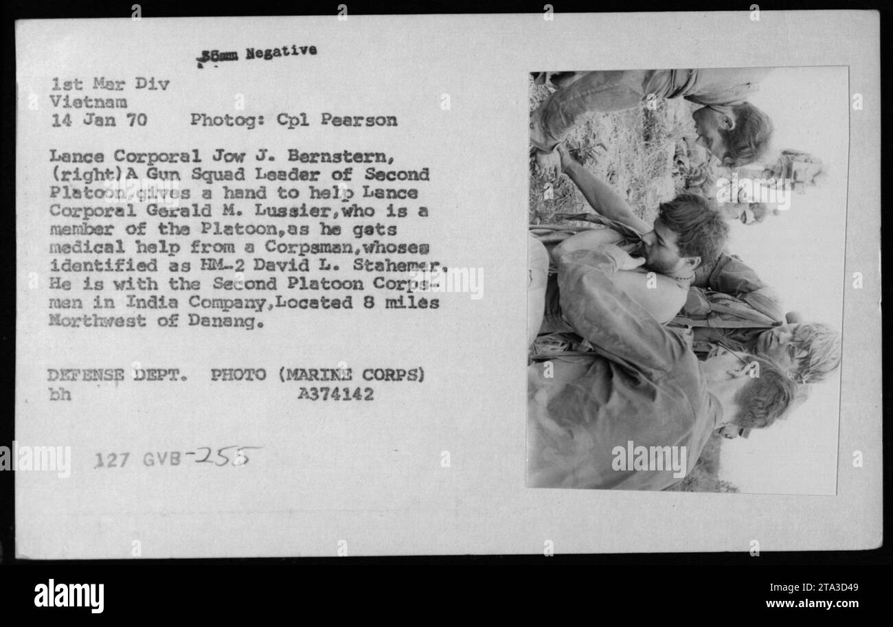 Bildunterschrift: Lance Corporal Jow J. Bernstern unterstützt Lance Corporal Gerald M. Lussier, ein Mitglied des Zweiten Platoon, während er am 14. Januar 1970 von Corpsman HM-2 David L. Stahemer in Vietnam behandelt wird. Dieses Foto wurde von CPL Pearson aufgenommen und ist Teil der Sammlung von Bildern des US-Verteidigungsministeriums, die die amerikanischen Militäraktivitäten während des Vietnamkriegs erfassen. Stockfoto