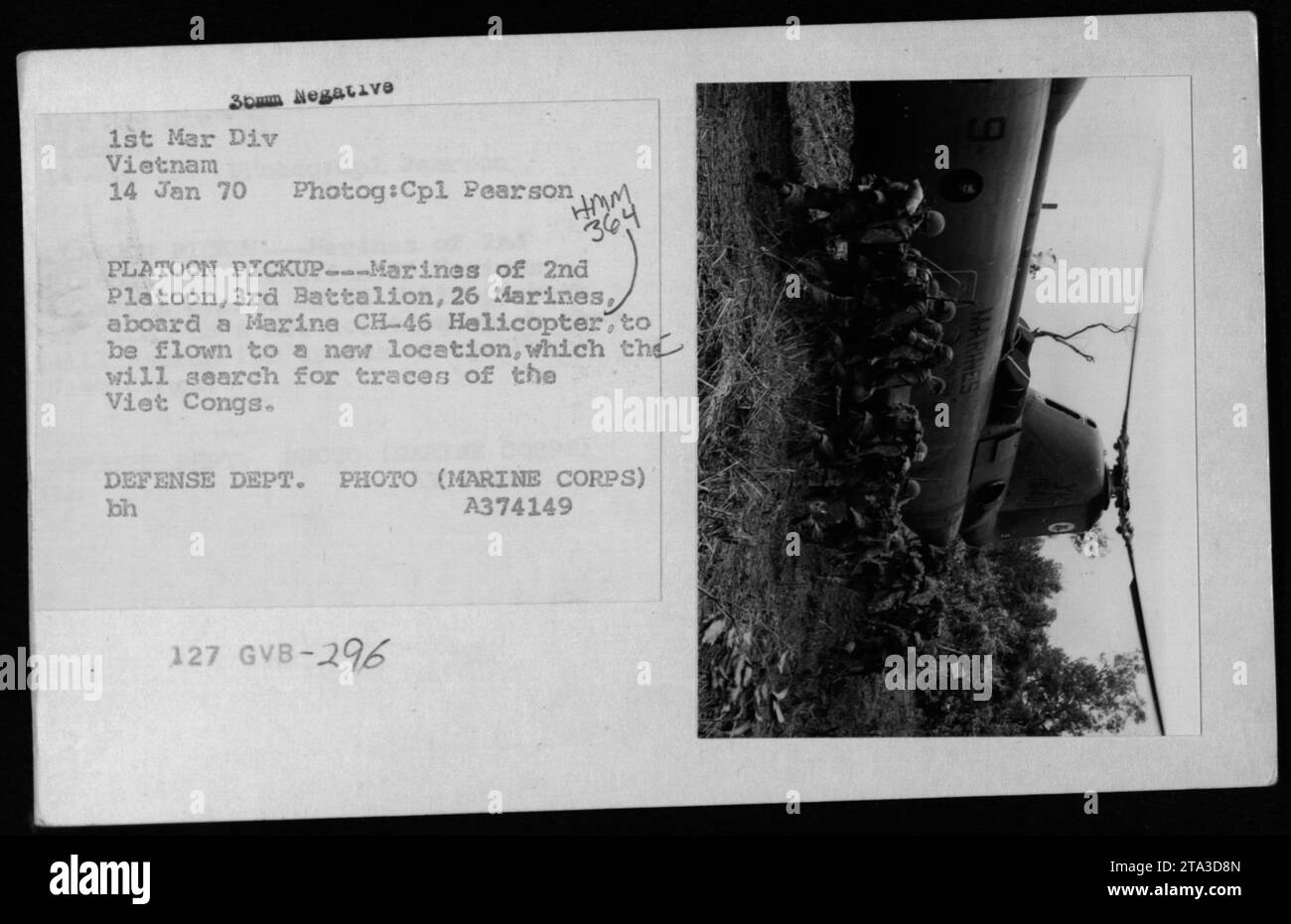 Eine Gruppe von United States Marines aus dem 2. Zug, 3. Bataillon, 26. Marines werden am 14. Januar 1970 in einem Helikopter der Marine CH-46 für eine Aufklärungsmission gesehen. Die Marines werden an einen neuen Ort gebracht, wo sie nach Anzeichen oder Anzeichen für vietnamesische Aktivitäten suchen werden. Fotograf: Cpl Pearson. Foto Des Verteidigungsministeriums (Marine Corps). A374149 127 GVB-296. Stockfoto