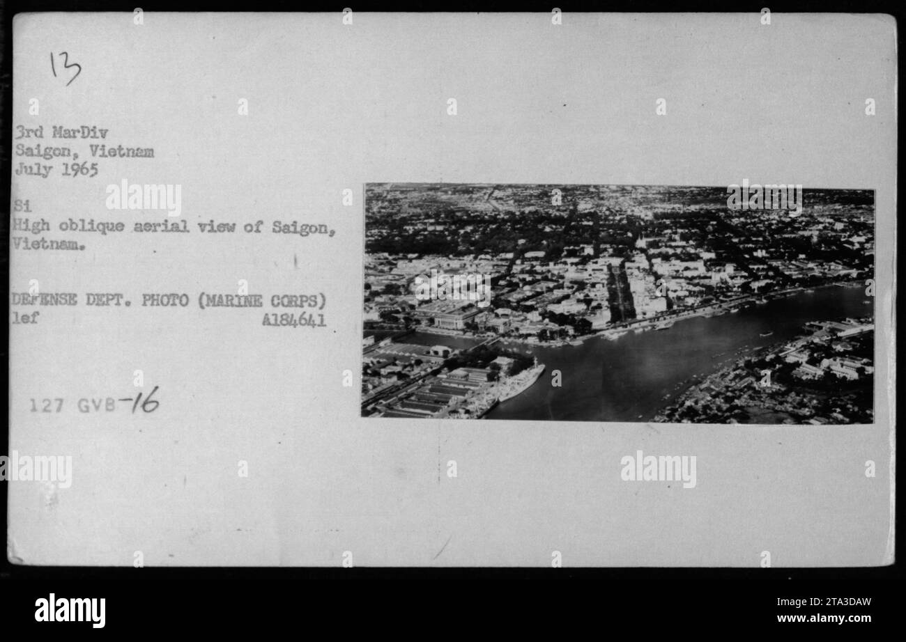 Hohe schräge Luftaufnahme von Saigon, Vietnam, aufgenommen im Juli 1965, mit Blick auf das Layout und die Umgebung der Stadt. Das Foto dokumentiert die militärischen Aktivitäten der USA und das städtische Gelände während des Vietnamkriegs. Stockfoto