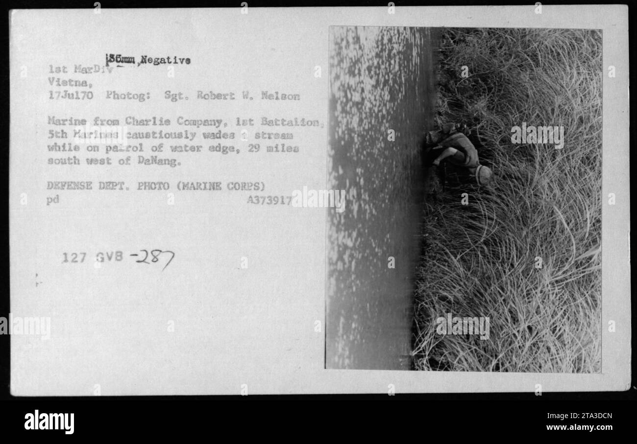 Marine von Charlie Company, 1. Bataillon, 5. Marines waten vorsichtig einen Bach, während sie auf Patrouille des Wasserrandes sind, 29 Meilen südwestlich von da Nang. Dieses Bild zeigt einen Moment vom 17. Juli 1970 während des Vietnamkriegs. Dieses Bild wurde von Sgt. Robert W. Nelson fotografiert und ist Teil der Sammlung der amerikanischen Militäraktivitäten des Verteidigungsministeriums. Stockfoto