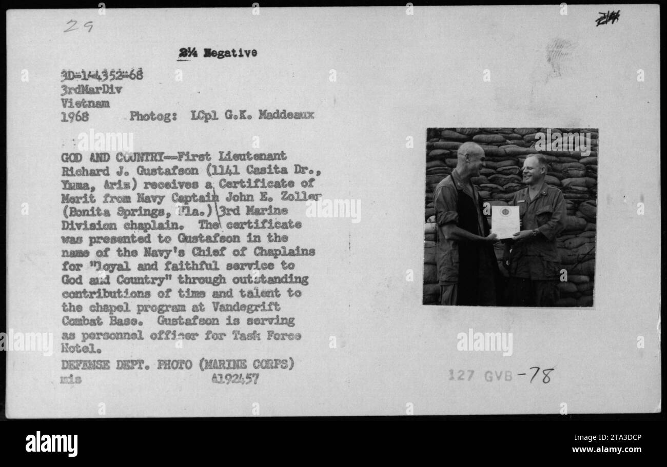 First Lieutenant Richard J. Gustafson erhält ein Verdienstzertifikat von Navy Captain John E. Zoller, Kaplan der 3. Marine-Division, auf der Vandegrift Combat Base in Vietnam. Das Zertifikat würdigt Gustafson für seinen treuen und treuen Dienst an Gott und Land durch seine Beiträge zum Kapellprogramm. Gustafson ist Personalbeamter für das Task Force Hotel. Stockfoto