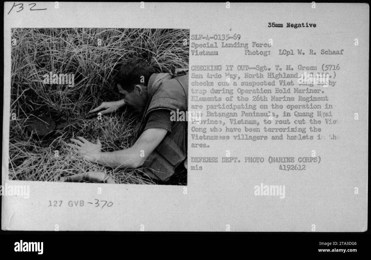 Sgt. T.M. Green vom 26. Marine-Regiment überprüft eine verdächtige Viet-Cong-Sprengfalle während der Operation Bold Mariner in der Provinz Quang Ngai, Vietnam, 1969. Ziel der Operation ist die Ausrottung der Vietnam-Cong, die die lokalen vietnamesischen Einwohner in der Region der Halbinsel Batangan in Bedrängnis gebracht haben. Foto von LCpl. W.R. Schaaf.“ Stockfoto