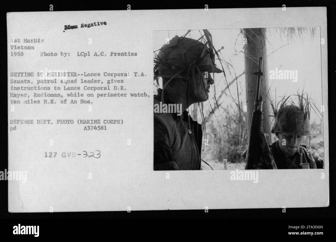 Lance Corporal T.A. Sauats, Leiter der Patrouilleneinheit, gibt Anweisungen an Lance Corporal D.R. Mayer, Radioman, während er auf Perimeterüberwachung ist, zehn Meilen nordöstlich von an Hoa. Dieses Foto zeigt die Sicherheitsmaßnahmen, die 1969 vom 1. MarDiv in Vietnam umgesetzt wurden. Foto von LCpl A.C. Prentiss. Verteidigungsabteilung Foto (Marine Corps) A374581 pd 127 GVB-323. Stockfoto