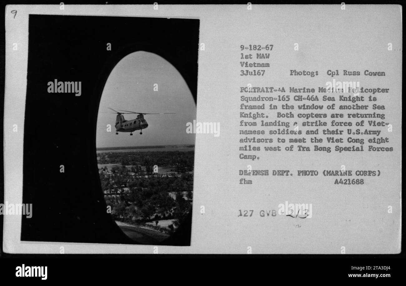 Eine Marine Medium Helicopter Squadron-165 CH-46A Sea Knight wird am 3. Juli 1967 im Fenster eines anderen Sea Knight gesehen. Die Hubschrauber kehrten von einer Mission zurück, um vietnamesische Soldaten und ihre Berater der US-Armee zu landen, um die Viet Cong nahe dem Tra Bong Special Forces Camp zu treffen. Dieses Bild wurde von CPL Russ Cowen aufgenommen und ist Teil der Fotosammlung des Verteidigungsministeriums. Stockfoto