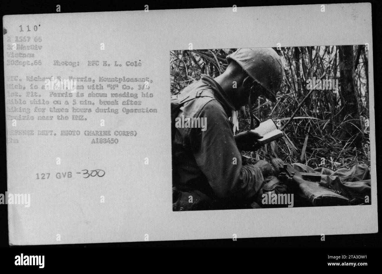 Bildunterschrift: Marine B.L. Colé, stationiert in Kountploasant, Michigan, liest seine Bibel während einer kurzen Pause am 30. September 1966, während er an der Operation Reizie Ness in Vietnam teilnimmt. Das Foto, aufgenommen von EFC B. L. Colé, hält einen Moment des Trostes für den Soldaten in seinen Pflichten fest. (Foto: Department of Defense, U.S. Marine Corps, A188450) Stockfoto