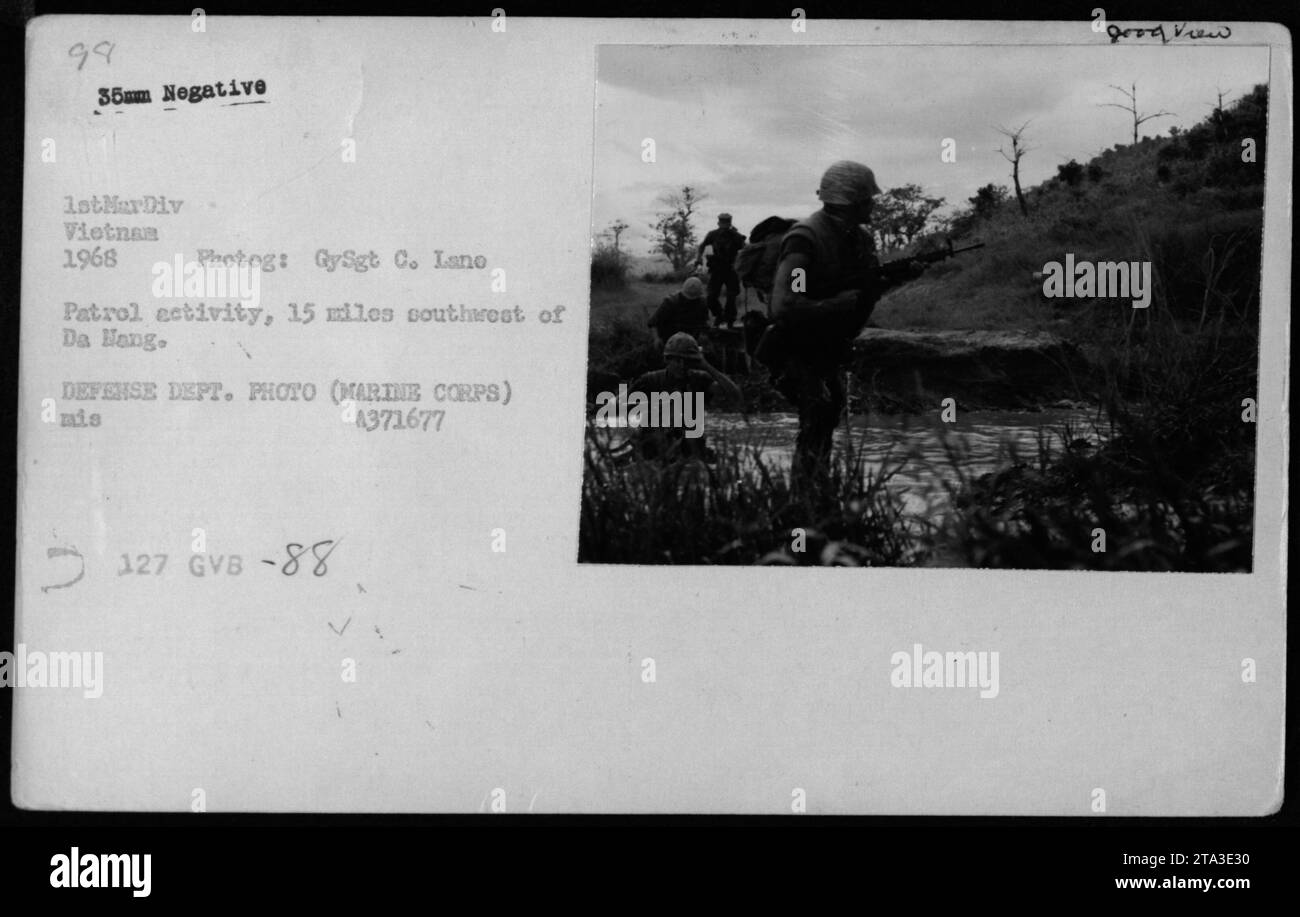 Marines der 1. Marine-Division führen 1968 eine Patrouille in einem ländlichen Gebiet 15 Meilen südwestlich von da Hang, Vietnam, durch. Foto von GySgt C. Lano. Stockfoto