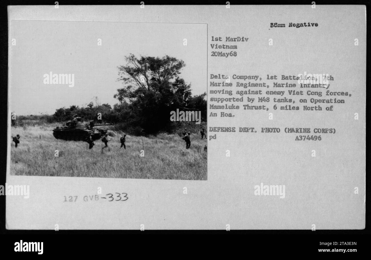 Marines der Delta Company, 1. Bataillon, 7. Marine-Regiment, bewegten sich mit M48-Panzern während der Operation Mameluke Thrust, 6 Meilen nördlich von an Hoa, am 20. Mai 1968, im Vietnamkrieg. Stockfoto