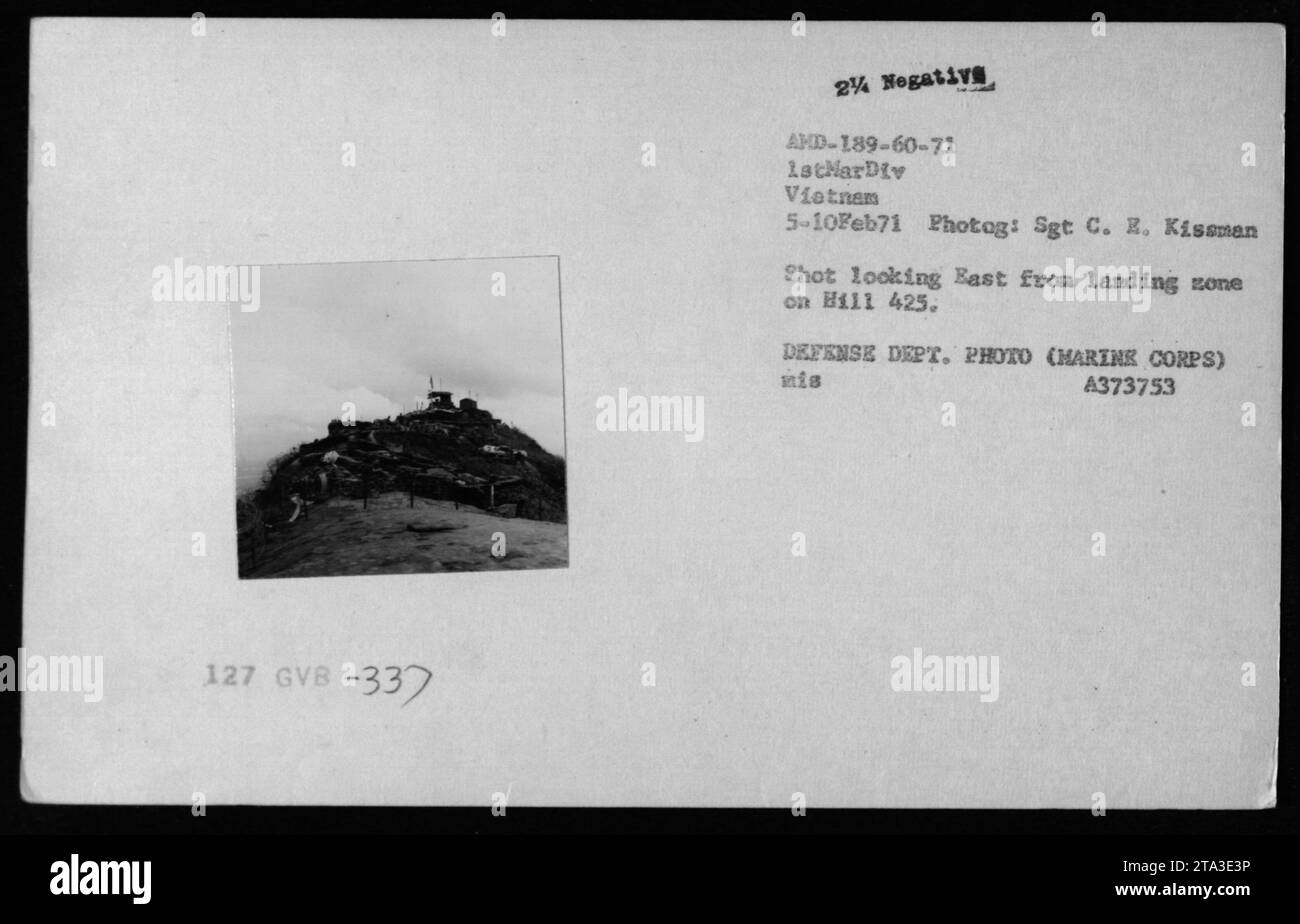 Soldaten beobachten hügeliges Gelände von einer Landezone auf Hill 425 in Vietnam am 5. Februar 1971 während der Operationen der 1. Marine Division. Stockfoto