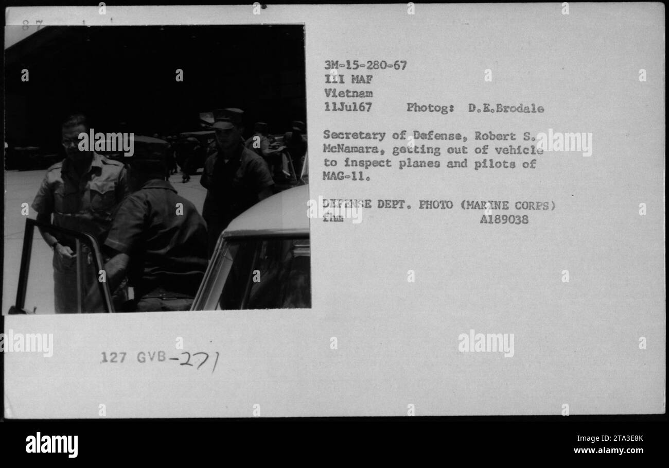 Verteidigungsminister Robert S. McNamara inspiziert Flugzeuge und Piloten von mag-11 in Vietnam. Das Foto wurde am 11. Juli 1967 aufgenommen und zeigt Offiziere und Beamte wie Hubert Humphrey, General William Westmoreland und Sen Harry F Byrd. Stockfoto