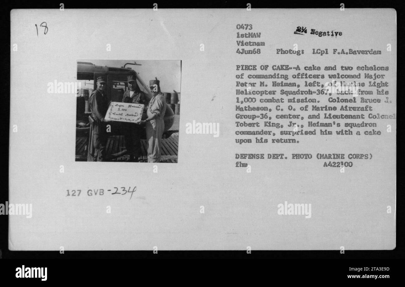 Major Peter M. Heiman von der Marine Light Helicopter Squadron-367 wurde am 4. Juni 1968 von seiner tausendsten Kampfmission in Vietnam begrüßt, als sein Geschwader-Kommandant und Befehlshaber der Marine Aircraft Group-36 eine Tortenfeier feierte. Stockfoto