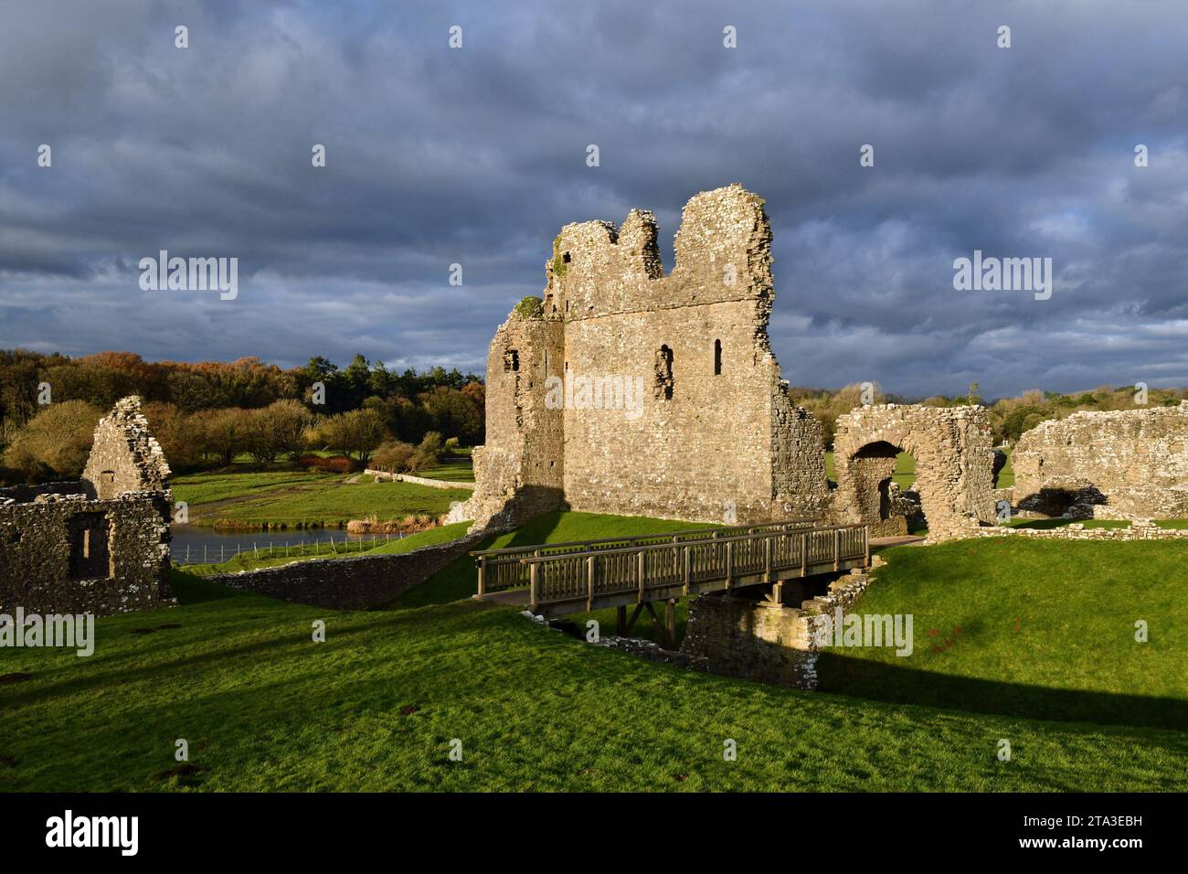 Ogmore Castle in der Nähe von Ogmore by Sea (Dorf) in der Nähe der Glamorgan Heritage Coast in Südwales, wo die Sonne sie wunderschön beleuchtet Stockfoto