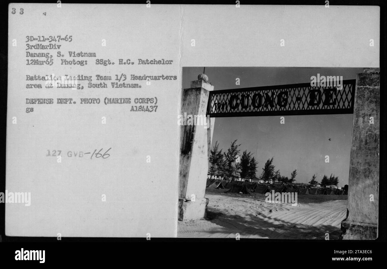 Bildunterschrift: 'Bataillon Landing Team 1/3 Hauptquartier in Danang, Südvietnam am 12. März 1965. Das Foto zeigt Kommunikationsausrüstung und Personal der 3. Marine-Division, die während des Vietnamkriegs dort stationiert war." Stockfoto
