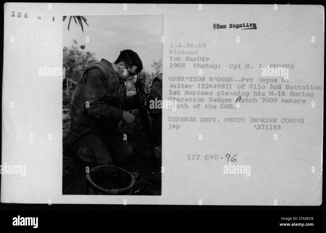 Der Marine-Privatmann Vayne L. Walter (2244991) vom Kilo 3rd Battalion 1st Marines wird während der Operation Badger Fang 7000 Meter südlich der DMZ gesehen, wie er sein M-16-Gewehr reinigt. Das Foto wurde 1968 von Corporal M. J. CO TES während der Kampfhandlungen in Vietnam aufgenommen. Stockfoto