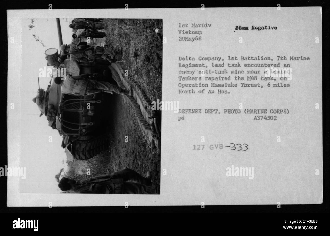 Am 20. Mai 1968 stießen amerikanische Panzer der Delta Company, 1. Bataillon, 7. Marine-Regiment, während der Operation Mameluke Thrust auf eine Panzerabwehrmine in der Nähe eines Weilers. Der Blei-M48-Tank wurde beschädigt, aber von den Tankern repariert. Das Foto dokumentiert den Einsatz von Panzerfahrzeugen in Vietnam. Stockfoto