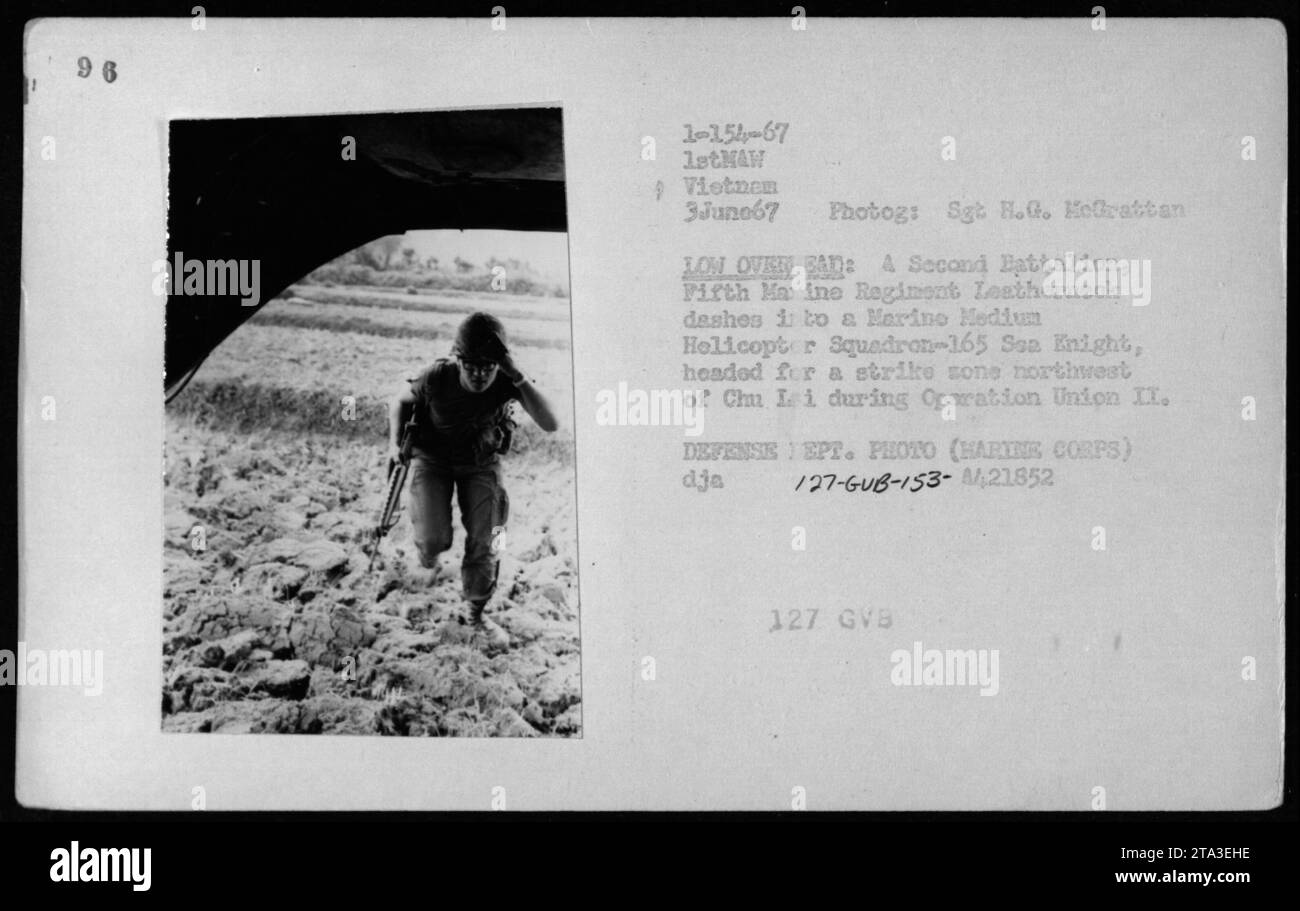 Marines des 2. Bataillons, Fifth Marine Regiment, werden während der Operation Union II am 3. Juni 1967 hastig an Bord eines mittleren Hubschraubergeschwaders 165 Sea Knight gesehen. Die Mission beinhaltete einen Streik in der nordwestlichen Region von Chu Lai. Foto von Sgt H.G. Horattan. Dieses Bild ist ein offizielles Foto des U.S. Marine Corps. Stockfoto