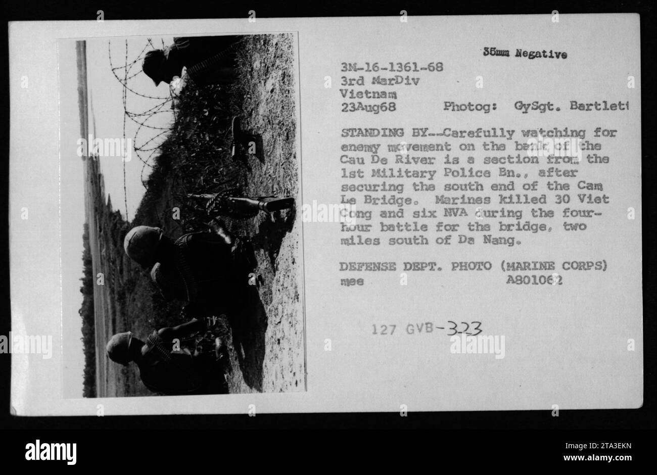 Marines des 1. Militärpolizeibataillons überwachen die feindliche Bewegung am Ufer des Cau de River, nachdem sie das südliche Ende der Cam Le Bridge gesichert haben. Während einer vierstündigen Schlacht töteten die Marines 30 Vietnam Cong und sechs NVA-Soldaten. Dieses Foto wurde am 23. August 1968 von GySgt aufgenommen. Bartlett. Stockfoto