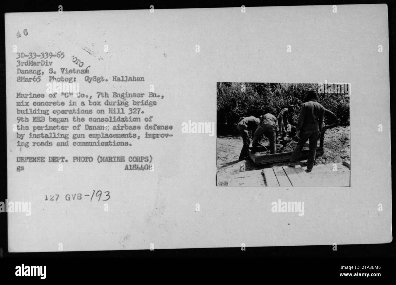 Marines von 'C' Co., 7. Ingenieur EN. Beim Brückenbau auf Hill 327 in Danang, Südvietnam, am 8. März 1965 Beton in einer Kiste mischen. Die 9th Marine Expeditionary Brigade (MEB) arbeitete an der Konsolidierung des Umfangs der Verteidigung des Luftwaffenstützpunktes Danang durch die Installation von Geschützplatzierungen, Straßenverbesserungen und Kommunikationserweiterungen. Dieses Foto wurde von GySgt aufgenommen. Hallahan. Stockfoto