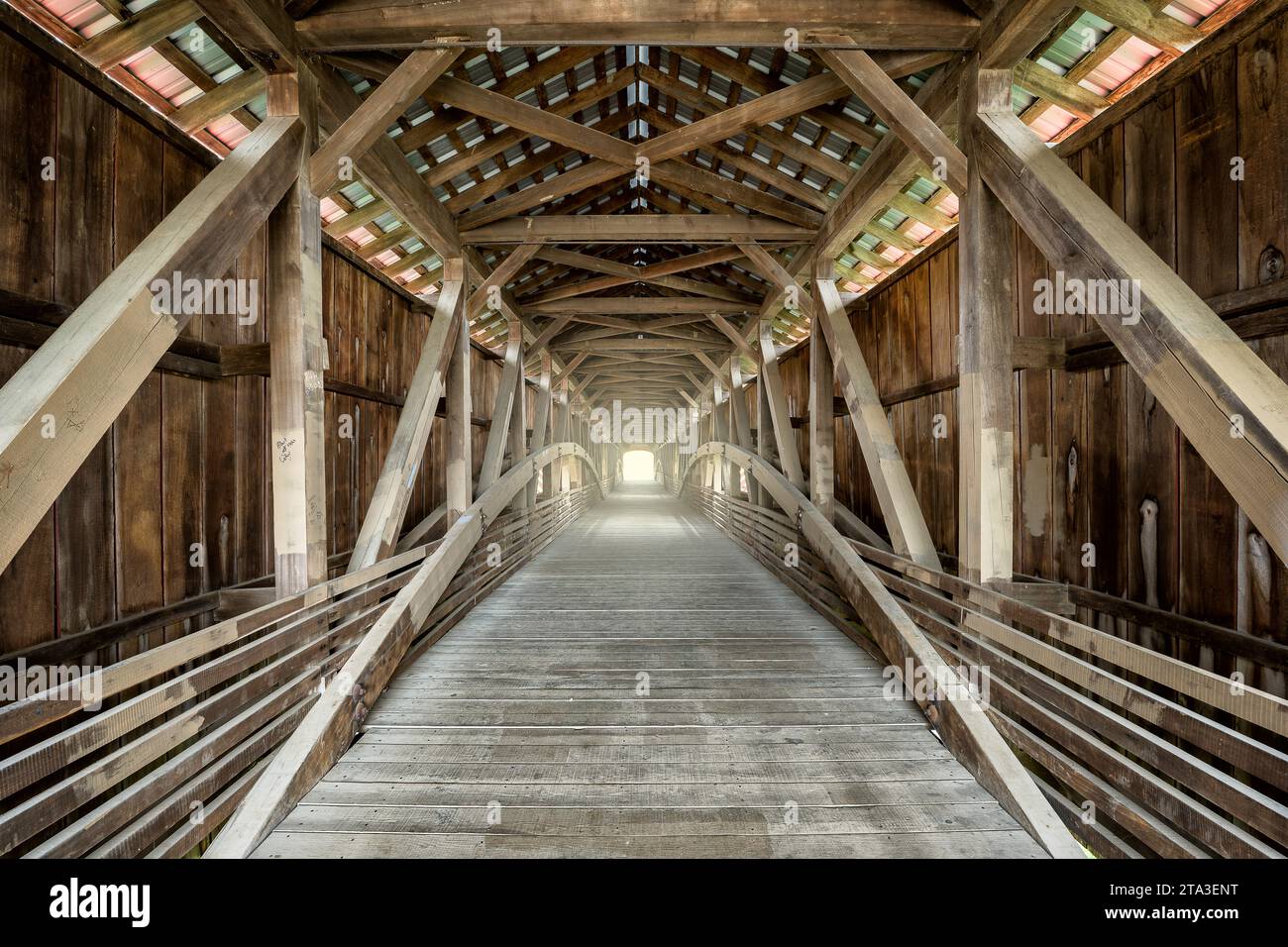 Das Innere der historischen Bridgeton Covered Bridge (1914) im Parke County in Bridgeton, Indiana Stockfoto