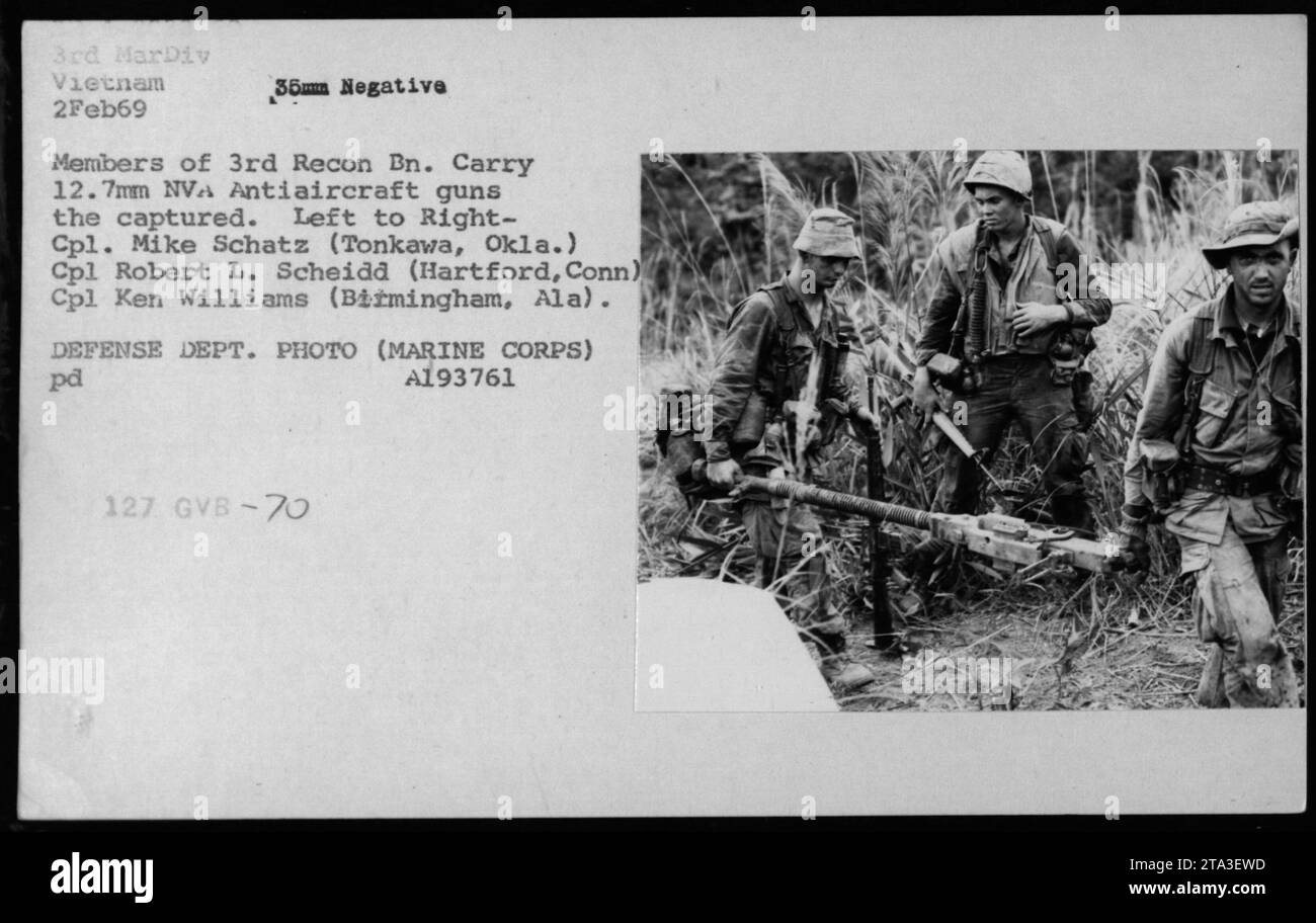 Mitglieder des 3. Aufklärungsbataillons der 3. Marine-Division in Vietnam, gefangen genommen und tragen 12,7 mm NVA-Abwehrkanonen. Auf dem Foto vom 2. Februar 1969 sehen wir (von links nach rechts): CPL. Mike Schatz aus Tonkawa, Okla., CPL. Robert L. Scheidd aus Hartford, Conn., und CPL. Ken Williams aus Birmingham, Ala. Stockfoto