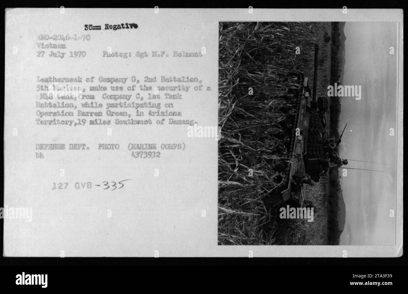 Am 27. Juli 1970 suchte Sgt N.F. Belmont von Kompanie G, 2. Bataillon, 5. Marines Deckung hinter einem Panzer M48 von Kompanie C, 1. Panzerbataillon während der Operation Barren Green im Arizona-Territorium, Vietnam. Stockfoto