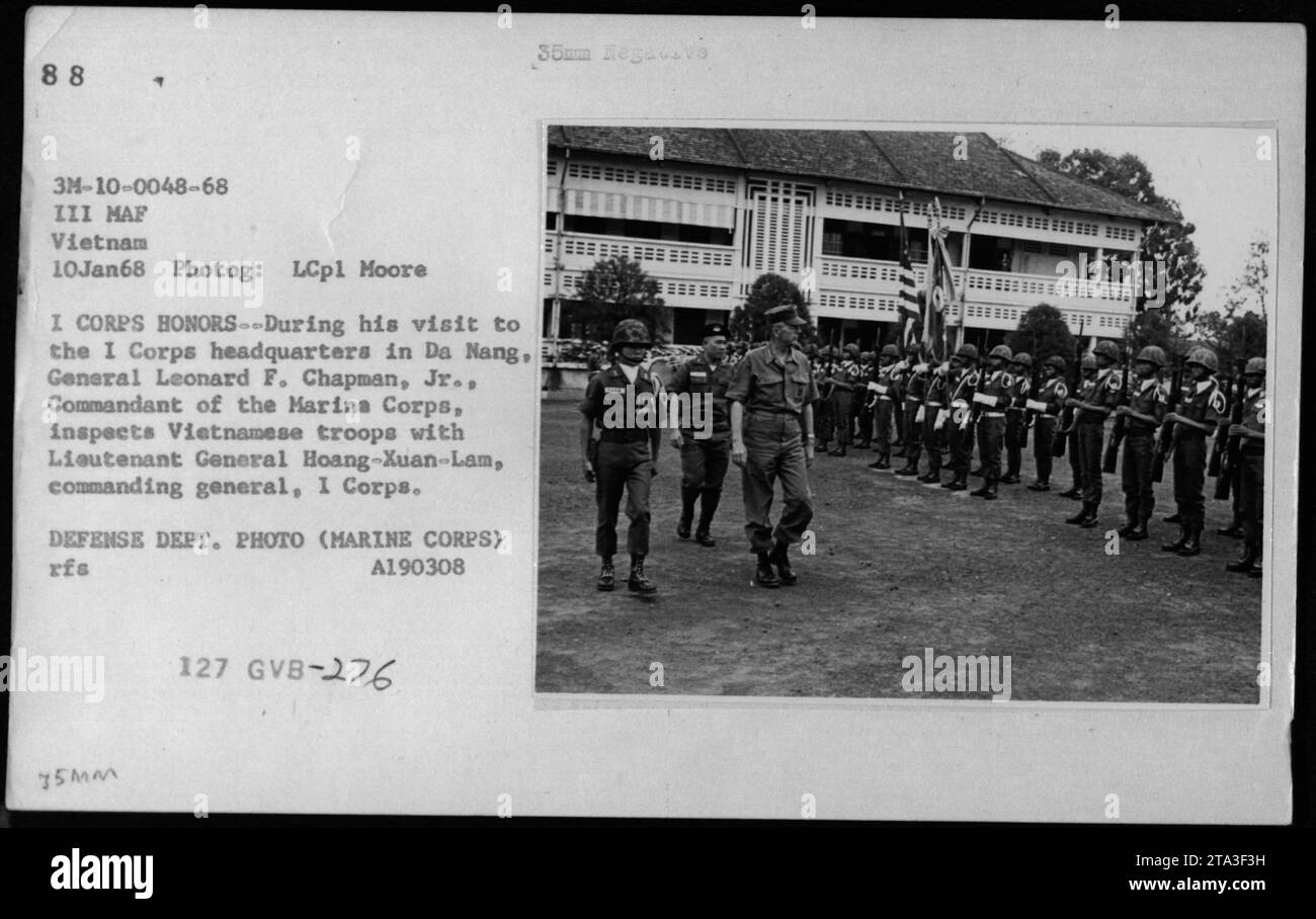 General Leonard F. Chapman, Kommandant des Marinekorps, inspiziert vietnamesische Truppen mit Generalleutnant Hoang-Xuan-Lam am 10. Januar 1968 im Hauptquartier des I-Korps in da Nang, Vietnam, während des Vietnamkriegs. Stockfoto