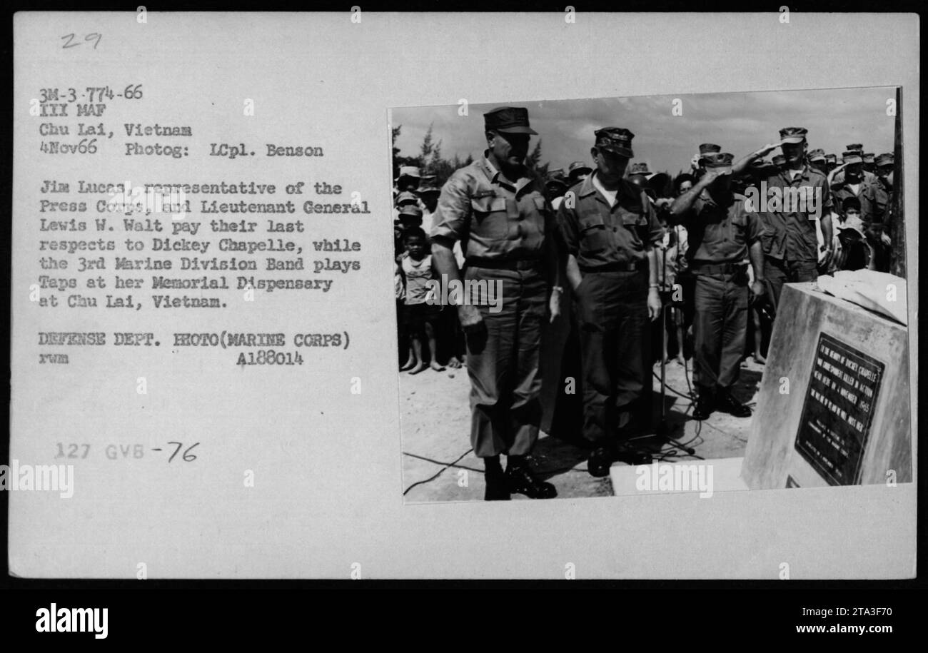 Generalleutnant Lewis W. Walt und der Journalist Jim Lucas zollen Dickey Chapelle in ihrem Memorial Dispensary in Chu Lai, Vietnam, Respekt. Die 3rd Marine Division Band spielt Taps während dieser Zeremonie im November 1966. Dieses Foto ist ein Bild des Verteidigungsministeriums aus dem Vietnamkrieg. Stockfoto