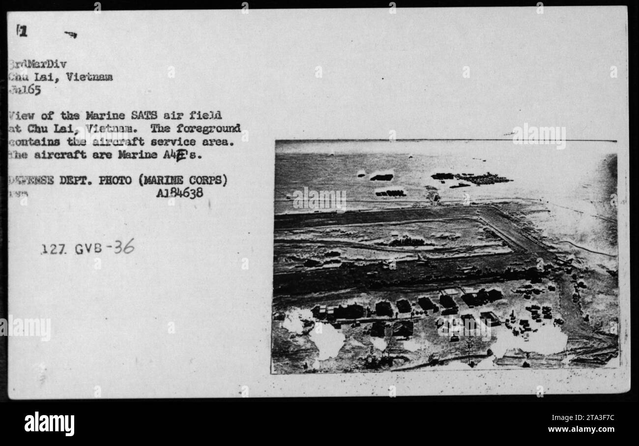 Marine SATS Flugplatz in Chu Lai, Vietnam im Juli 1965, der das Flugzeugservicegebiet mit Marineflugzeugen zeigt, fotografiert vom Marine Corps Dense Department of Photography. Stockfoto