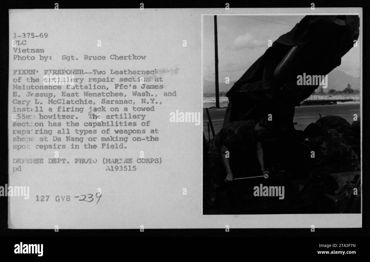 Marines aus der Artillerie-Reparaturabteilung des Wartungsbataillons in Vietnam, James E. Jessup und Cary L. McClatchie, die einen Schießwagenheber an einer gezogenen 155-mm-Haubitze installieren. Die Reparaturabteilung ist in der Lage, verschiedene Waffen in ihren Geschäften in da Nang zu reparieren oder vor Ort Reparaturen vor Ort durchzuführen. Foto von Sgt. Bruce Chertkow, Verteidigungsministerium (Marinekorps)“ Stockfoto