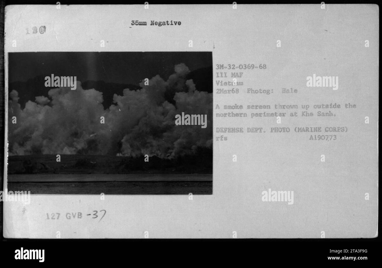 Während eines Luftangriffs am 2. März 1968 wird ein Rauchschutzgitter außerhalb des nördlichen Umfangs bei Khe Sanh eingesetzt. Das Bild wurde von Hale, einem Fotografen des Verteidigungsministeriums der USA, aufgenommen. Das Foto mit der Bezeichnung 3M-32-369-68 111 MAF Vietnam 2Mar68 zeigt die Bemühungen, das Gebiet während des Vietnamkriegs zu verschleiern. Stockfoto