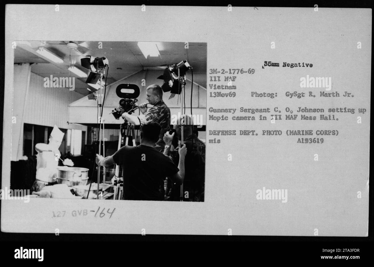 Am 13. November 1969 stellte Gunnery Sgt. C.O. Johnson während des Vietnamkriegs eine Mopic-Kamera in der III. MAF-Mess Hall auf. GySgt R. Marth Jr. fotografierte den Aufbau, um amerikanische Militäroperationen zu dokumentieren. Stockfoto