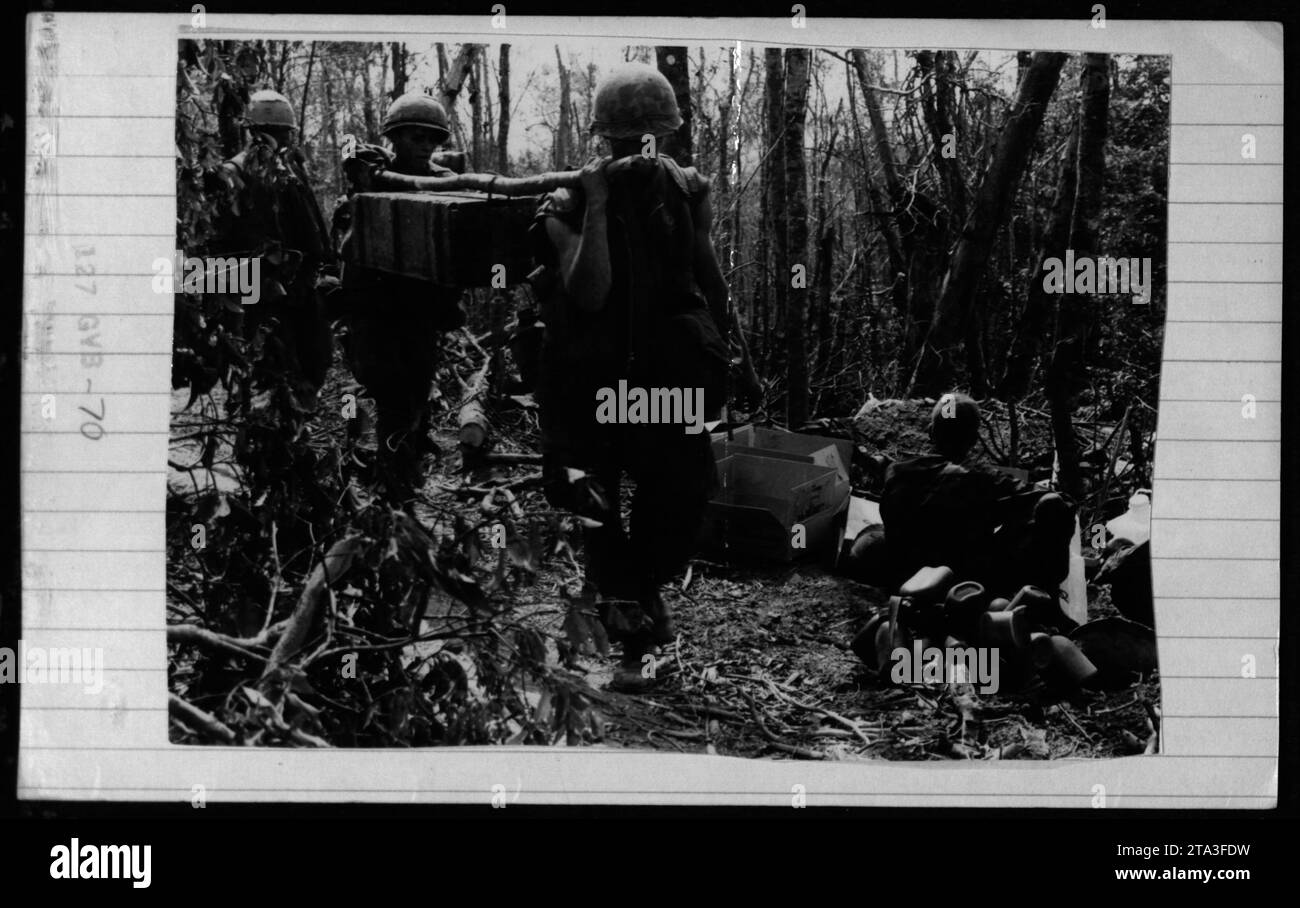 US-Soldaten zeigen während des Vietnamkriegs gefangengenommene Waffen. Februar 1969. Stockfoto