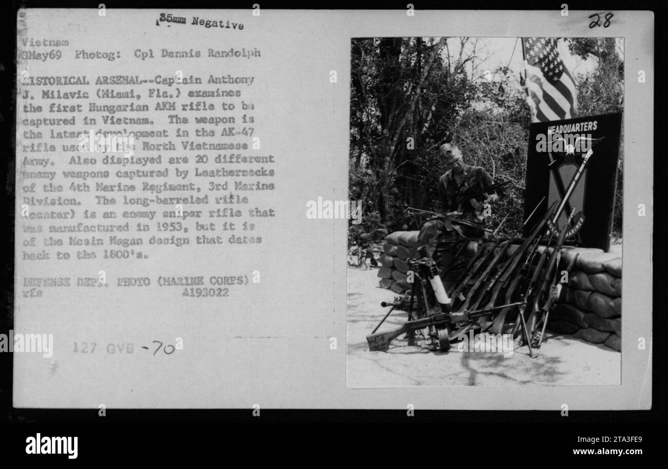 „Cpt. Anthony J. Milavic untersucht das erste ungarische AKM-Gewehr, das am 3. Mai 1969 in Vietnam gefangen wurde. Diese Version ist eine Verbesserung der AK-47, die von der Nordvietnamesischen Armee verwendet wird. Die Ausstellung umfasst auch 20 verschiedene Waffen, die vom 4. Marine-Regiment, 3. Marine-Division, gefangen wurden. Außerdem ist ein Langlauf-Gewehr, bekannt als „Kantar“, das 1953 nach einem Design aus den 1800er Jahren hergestellt wurde, enthalten.“ Stockfoto