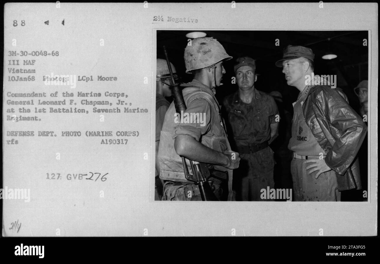 General Leonard F. Chapman Jr., Kommandant des Marine Corps, besuchte am 10. Januar 1968 das 1. Bataillon des 7. Marine Regiments in Vietnam. Dieses Foto wurde von LCpl Moore aufgenommen und ist Teil der Sammlung amerikanischer Militäraktivitäten während des Vietnamkriegs. Stockfoto